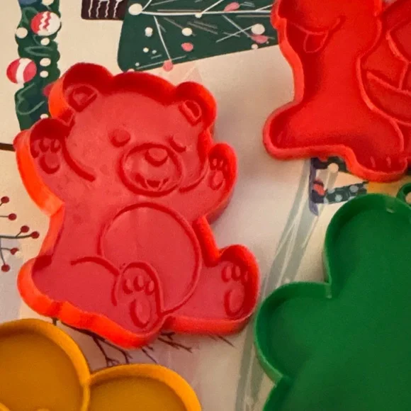 Hallmark Red, Green, Yellow, and Orange Cookie Cutter Set. Vintage lot of 7. - Picture 8 of 13